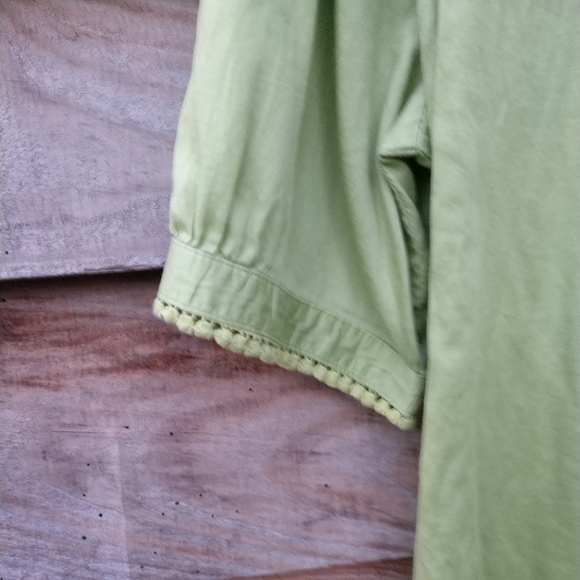 🎉SALE $5 🎉Women's Blouse Lime Green With Embroidery On Front & Sleeves XL. - Picture 7 of 9